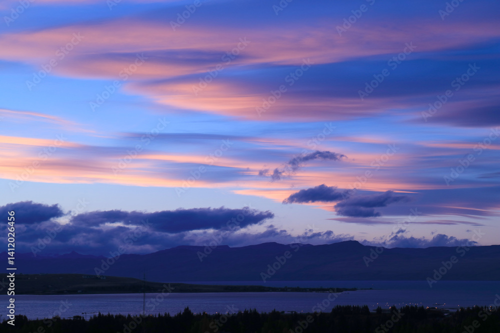 Naklejka premium Gorgeous Evening Sky with Pink Afterglow over the Lake Argentino View from the Town of El Calafate, Patagonia, Argentina, South America