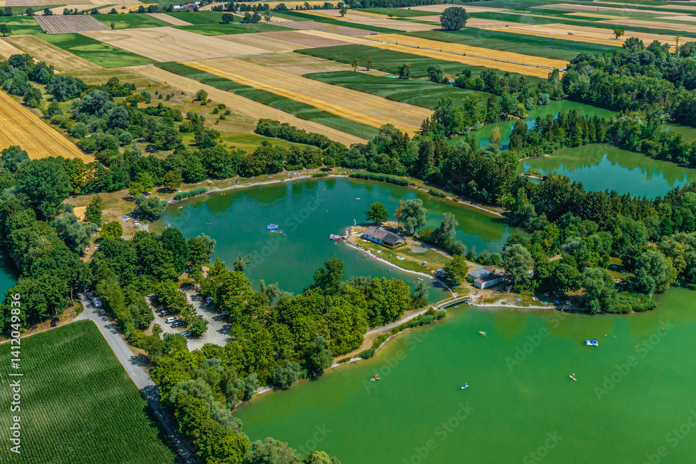 Ausblick auf das Naherholungsgebiet Sander Seen nahe des Lech in Bayerisch-Schwaben