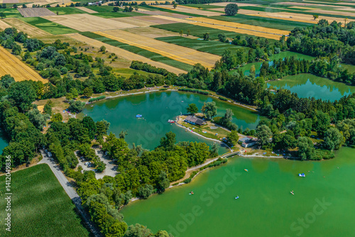 Obraz na płótnie Ausblick auf das Naherholungsgebiet Sander Seen nahe des Lech in Bayerisch-Schwaben w salonie