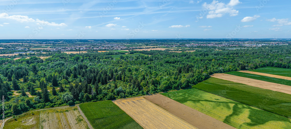 Ausblick auf das Naherholungsgebiet Sander Seen nahe des Lech in Bayerisch-Schwaben