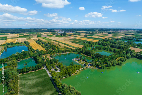 Obraz na płótnie Das nordschwäbische Lechtal rund um die Aindlinger Badeseen von oben w salonie
