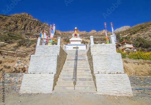 Obraz na płótnie Himalayas, Nepal - The famous hiking on the roof of the world called Annapurna Circuit in the Himalaya range mountain, with little village, buddhist stupa and mountains of 8000 meters. w salonie