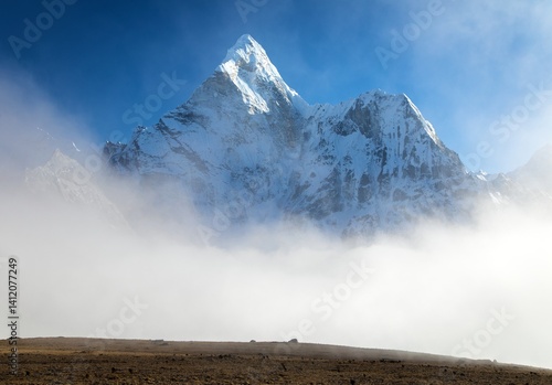 Obraz na płótnie Mount Ama Dablam, way to Mt Everest base camp w salonie