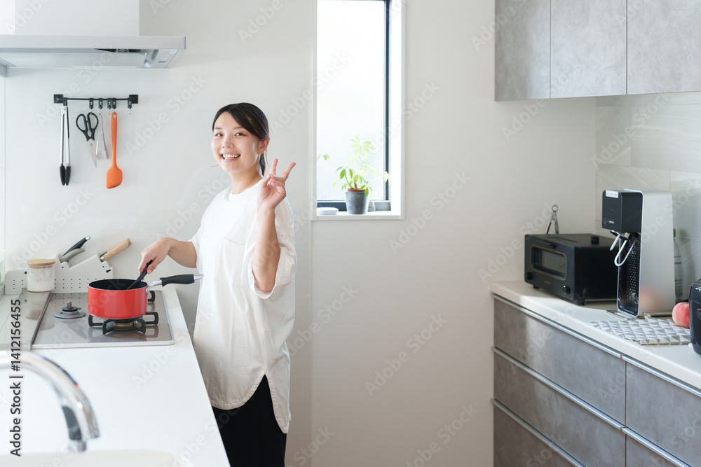 料理する女性(ピースサイン・成功) 料理する女性(ピースサイン・成功)