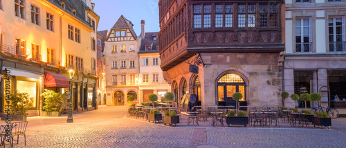 Obraz na płótnie Historic architecture and evening ambiance in Strasbourg's picturesque Cathedral square invite visitors to explore the charm of the city
w salonie