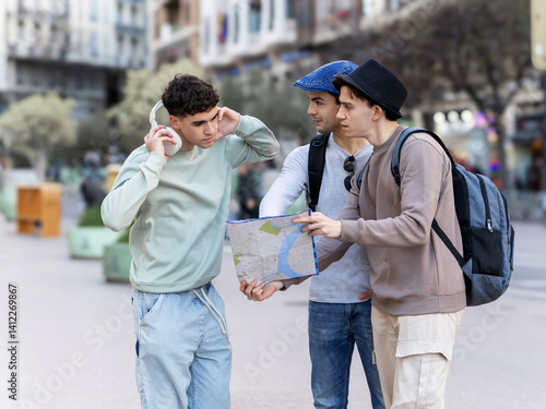 фотографія Young tourists looking at a map and asking for directions in the city center