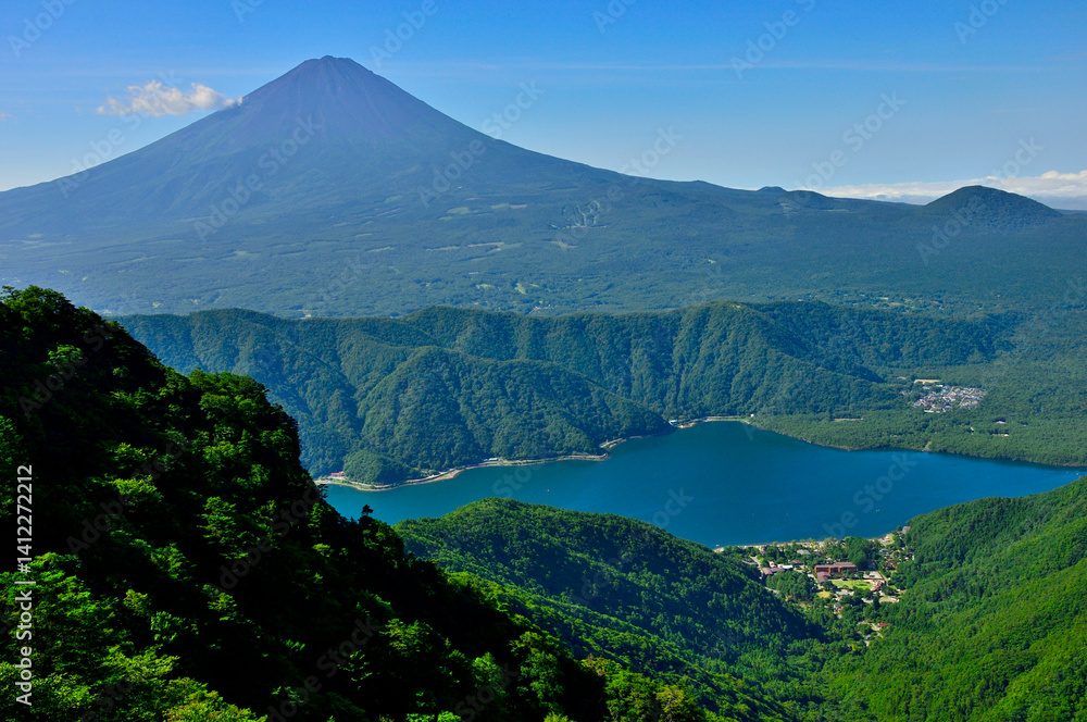 Fototapeta premium 御坂山地の十二ヶ岳より 夏の富士山と西湖を望む 