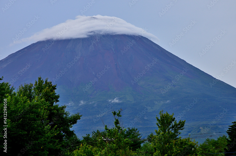 Fototapeta premium 山梨県富士河口湖町 根場から望む雲被る夏の富士山 
