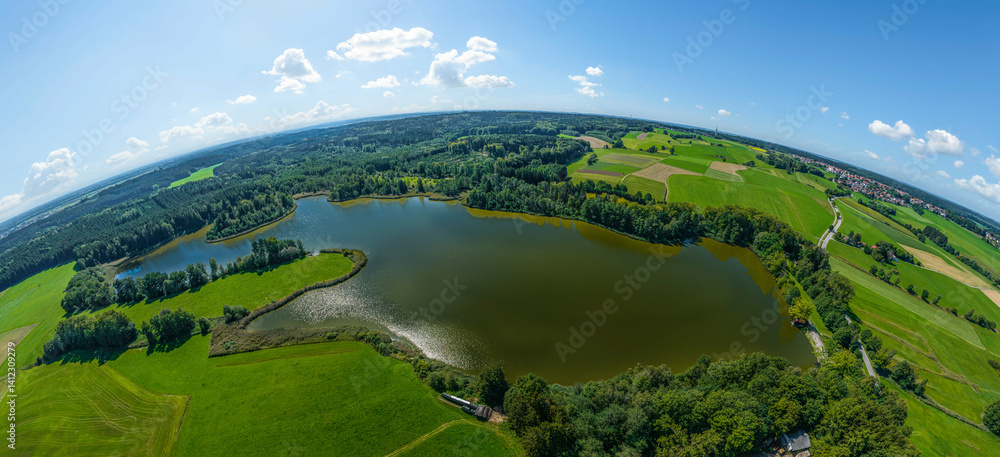 Ausblick auf die Hügellandschaft der Stauden rund um den Schnerzhofener Weiher im Unterallgäu