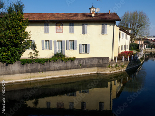 Obraz na płótnie Old buildings along the canal Martesana at Gorgonzola, Italy w salonie