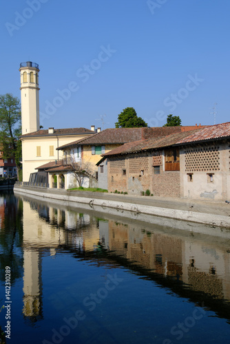 Obraz na płótnie Old buildings along the canal Martesana at Inzago, Italy w salonie