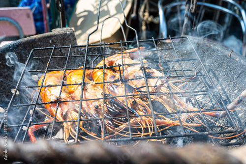 Obraz na płótnie Big river prawn shrimp grilled on fire with smoke w salonie