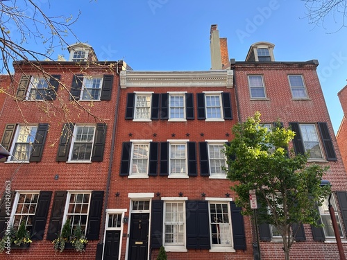 Foto Red Brick Rowhouses with Black Shutters (Philadelphia, Pennsylvania, USA)