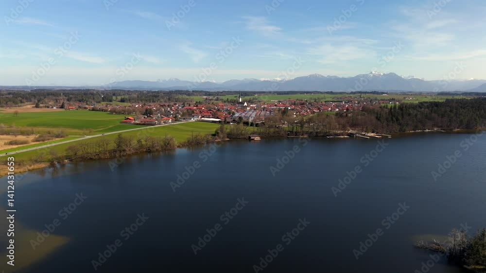 Eggstaett ist eine Gemeinde im oberbayerischen Landkreis Rosenheim, die nordwestlich des Chiemsees am Hartsee liegt Luftaufnahme. Badestelle am Hartsee, Luftbild, Deutschland. Badesteg Hartsee. Eggstaett ist eine Gemeinde im oberbayerischen Landkreis Rosenheim, die nordwestlich des Chiemsees am Hartsee liegt Luftaufnahme. Badestelle am Hartsee, Luftbild, Deutschland. Badesteg Hartsee.