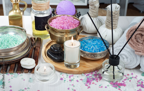 Obraz na płótnie Spa treatment with candles and towel on wooden table, close up w salonie