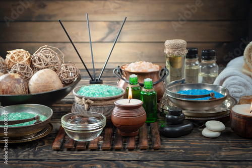 Obraz na płótnie Spa treatment with candles and towel on wooden table, closeup w salonie