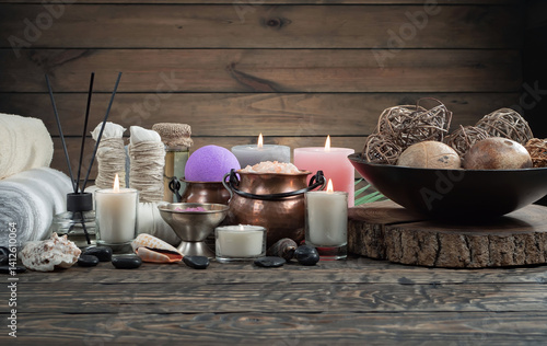 Obraz na płótnie Spa treatment with candles and towel on wooden table, closeup w salonie
