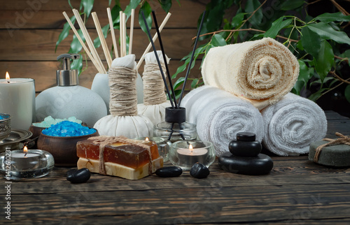 Obraz na płótnie Spa treatment with candles and towel on wooden table, closeup w salonie