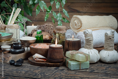 Obraz na płótnie Spa treatment with candles and towel on wooden table, closeup w salonie