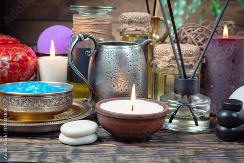 Obraz na płótnie Spa treatment with candles and towel on wooden table, closeup w salonie