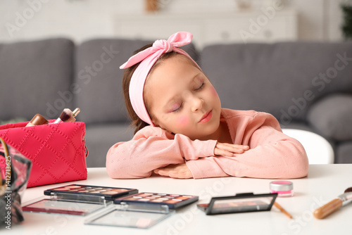 Cute little girl with palet...
