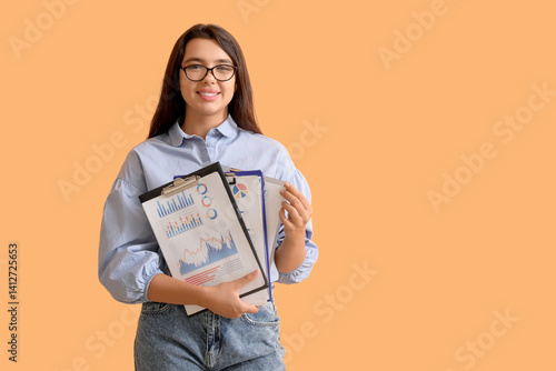 Young beautiful businesswom...