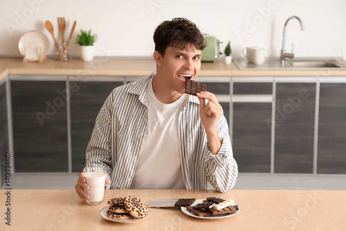 Handsome young man eating s...