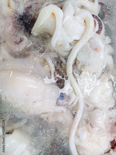 Obraz na płótnie Fresh Octopus Tentacles on Ice for Sale at a Seafood Market. w salonie
