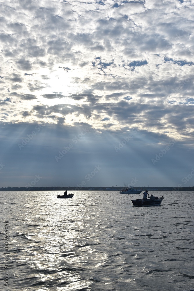 Naklejka premium Fishing at sunset