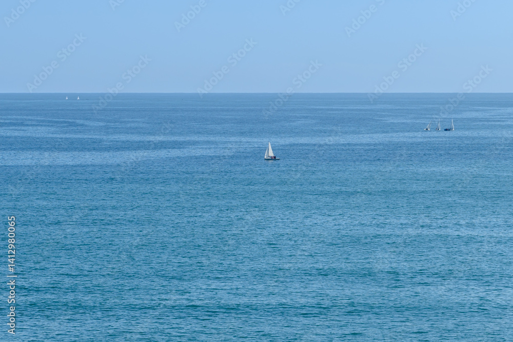 Naklejka premium 海に浮かぶヨット、太平洋、水平線