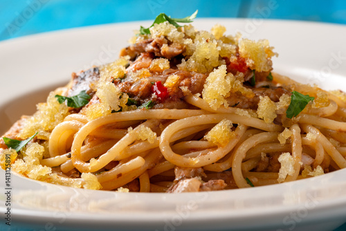 Spaghetti con sardine e briciole di pane croccante, pasta italiana 