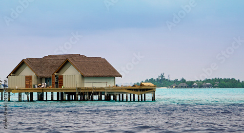 Obraz na płótnie water villas on a exotic maldives island w salonie