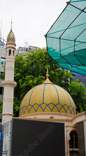 Obraz na płótnie golden dome of a mosque on the maldives w salonie