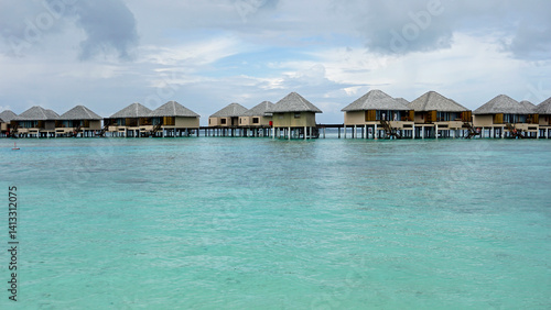 Obraz na płótnie water villas on a exotic maldives island w salonie