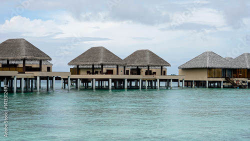 Obraz na płótnie water villas on a exotic maldives island w salonie
