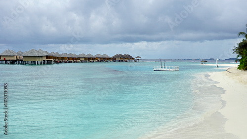 Obraz na płótnie water villas on a exotic maldives island w salonie