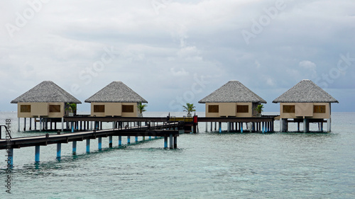 Obraz na płótnie water villas on a exotic maldives island w salonie
