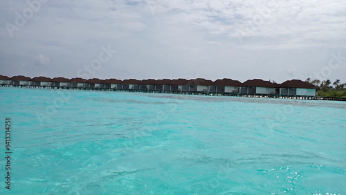 Obraz na płótnie water villas on a exotic maldives island w salonie