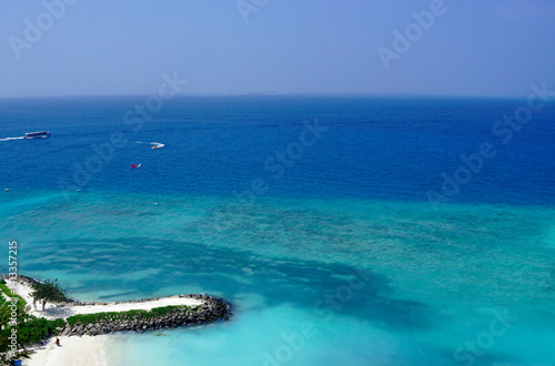 Obraz na płótnie Sunny tropical beach paradise on the Maledives w salonie