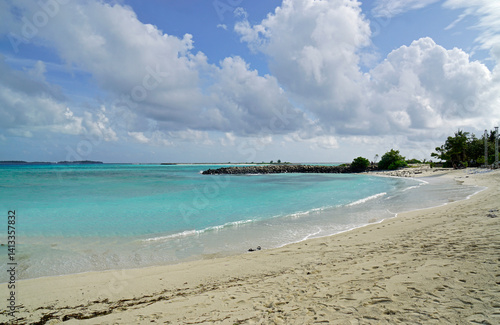Obraz na płótnie Sunny tropical beach paradise on the Maledives w salonie