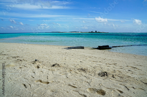  Sunny tropical beach paradise on the Maledives