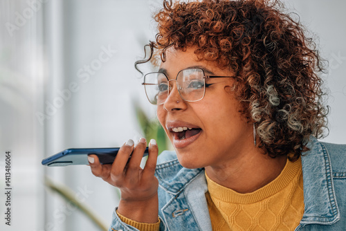 Canvas-taulu girl with mobile phone sending or recording voice message