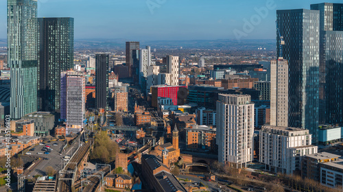 Obraz na płótnie Aerial view of Manchester, UK, showcasing skyscrapers like Beetham Tower, railway tracks, canals, and a mix of modern and historic architecture. w salonie