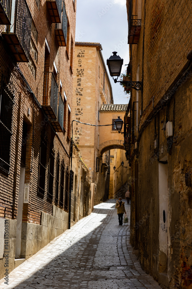 Obraz premium Picturesque cityscape of historic area of Toledo overlooking typical narrow cobblestone streets on sunny spring day, Spain..