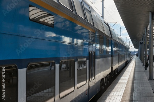 Obraz na płótnie Double-decker passenger train at a station platform w salonie