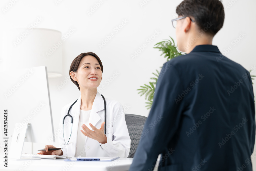 患者に説明をする医師 患者に説明をする医師