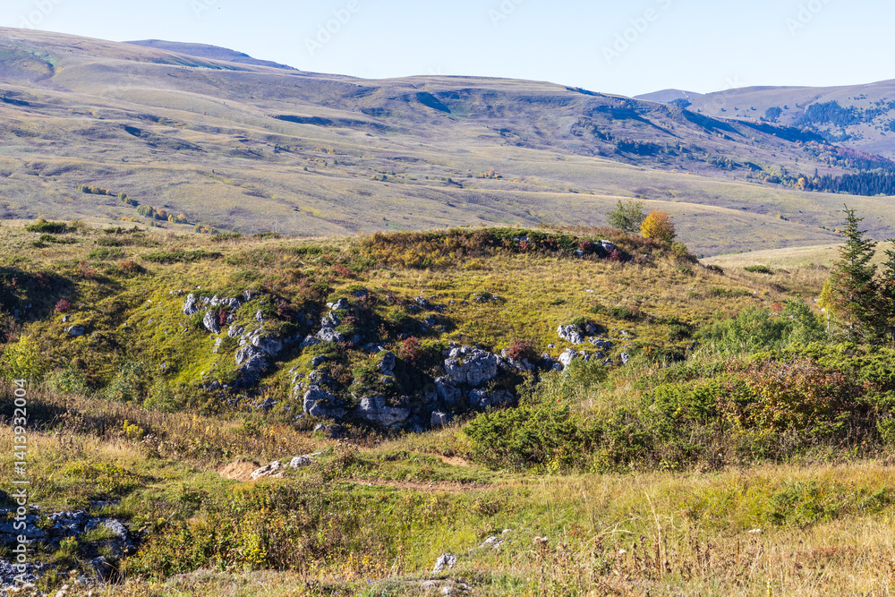 Obraz premium the trail is located in the gorge of the mountains, on the way of a tourist route with an overview of the area and the mountain range