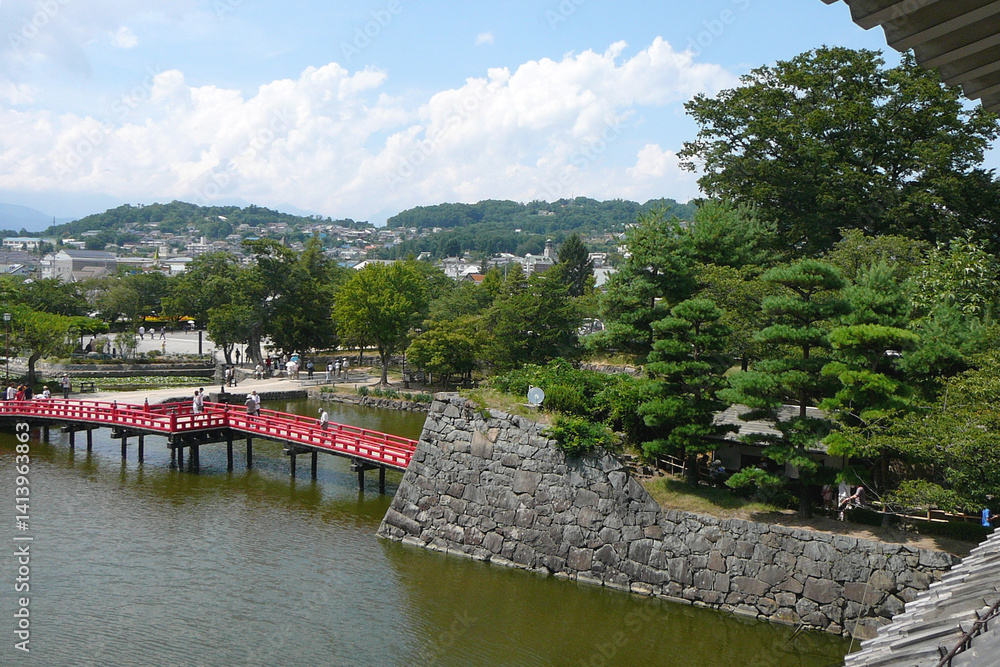 日本:松本城/天守閣から見下ろす堀と赤い橋【国指定史跡・日本100名城】長野県松本市 日本:松本城/天守閣から見下ろす堀と赤い橋【国指定史跡・日本100名城】長野県松本市