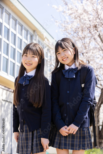 春の校舎と笑顔の学生
