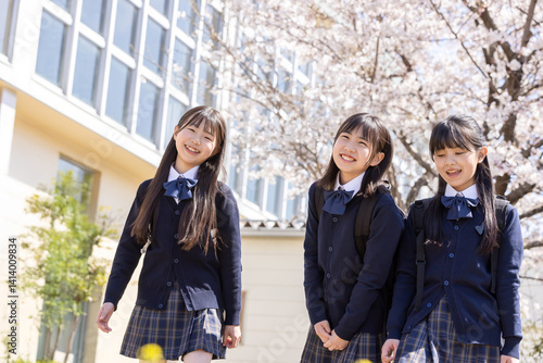 春の校舎と笑顔の学生